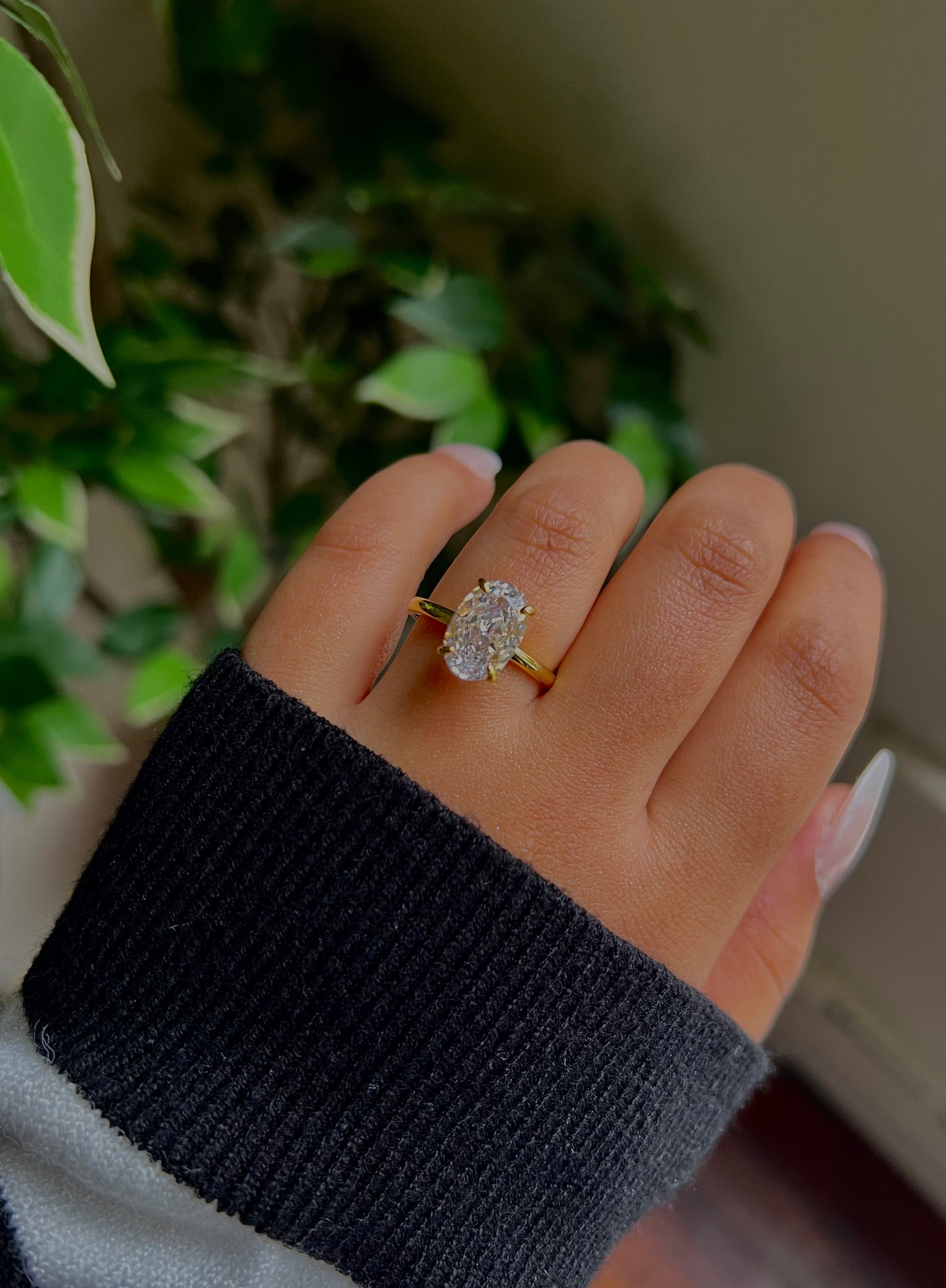 Anillo solitario ovalado de oro liso