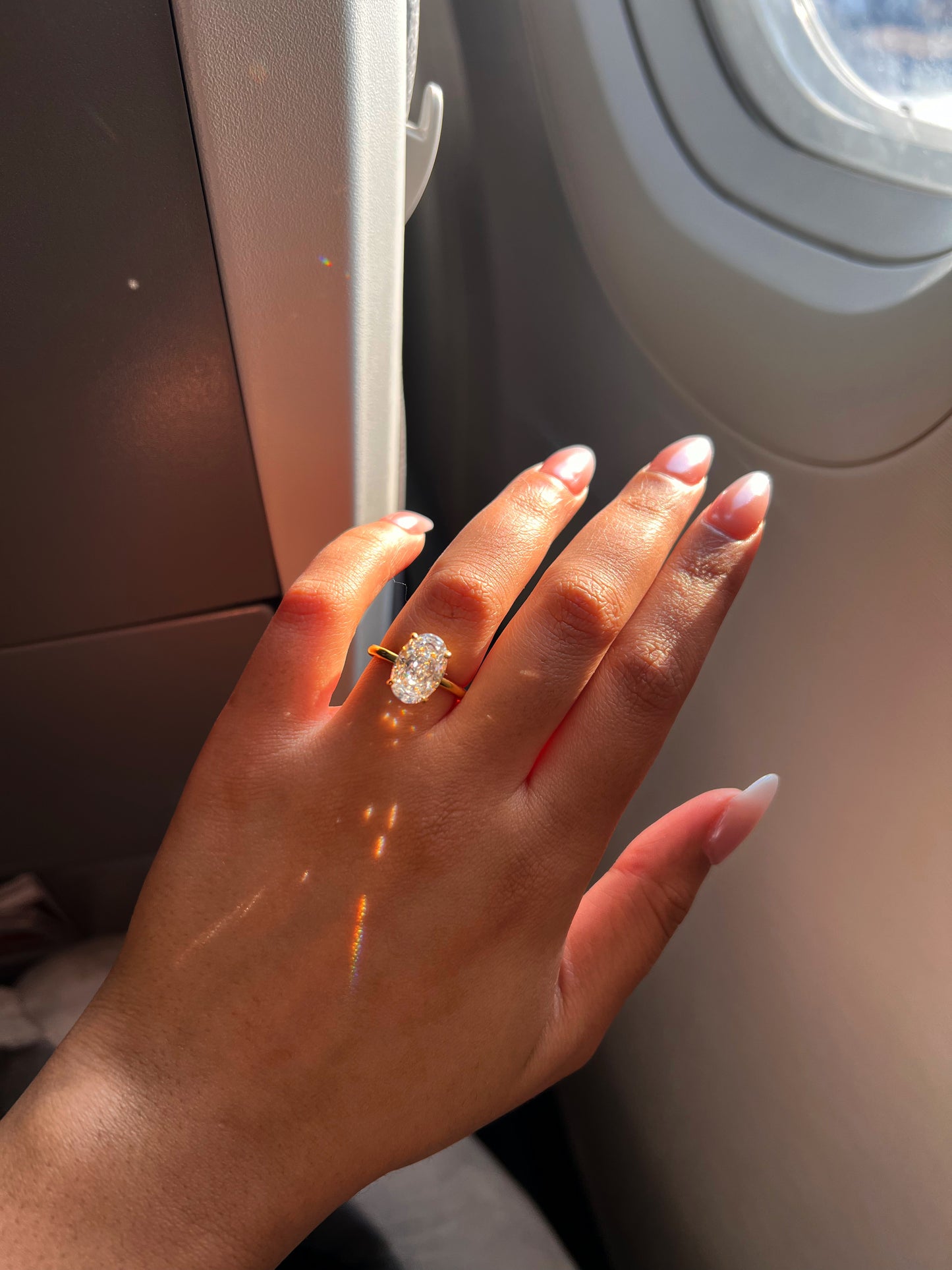 Bague solitaire ovale à bande unie en or