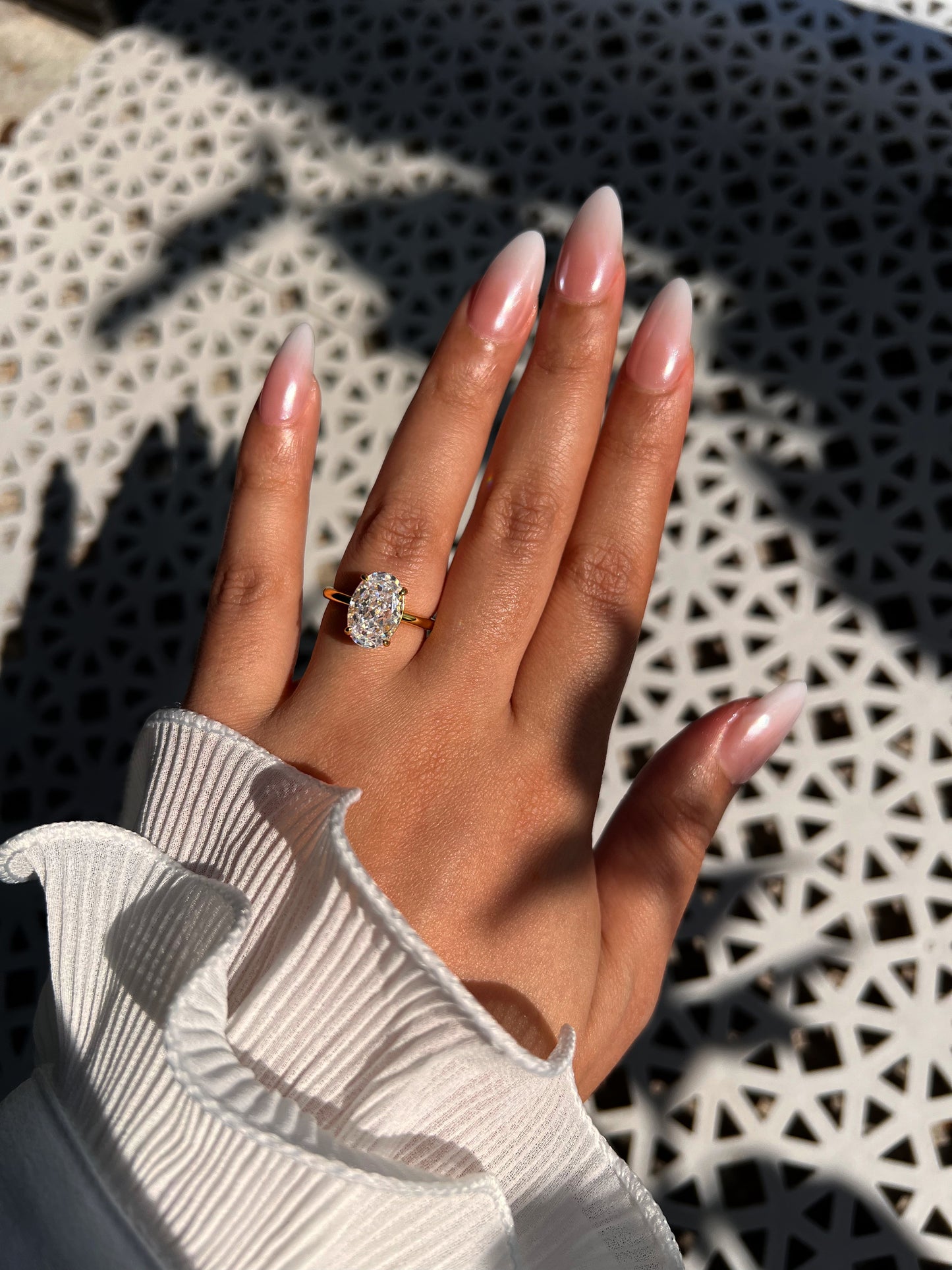 Bague solitaire ovale à bande unie en or