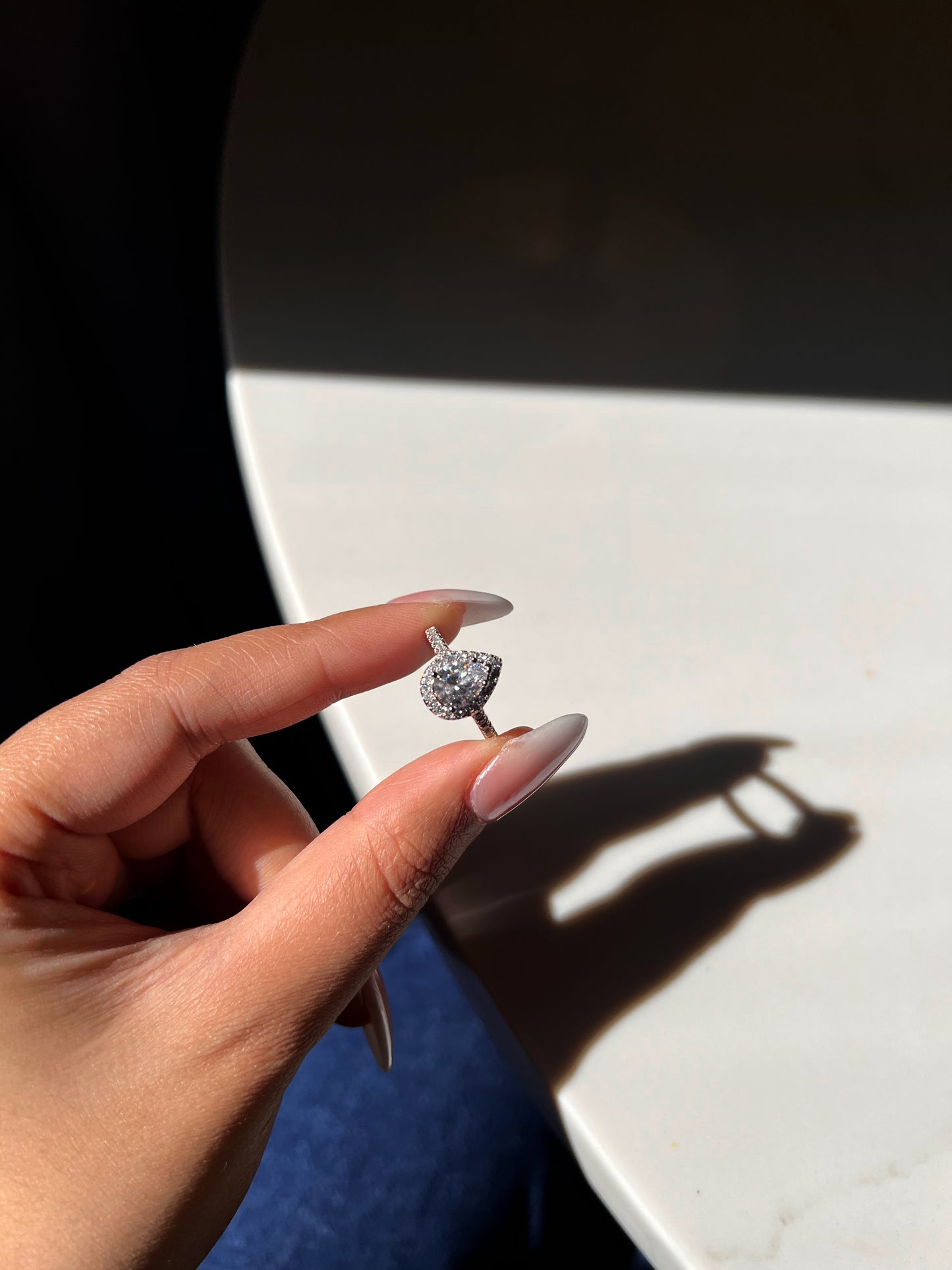 Anillo de halo de pera Elena