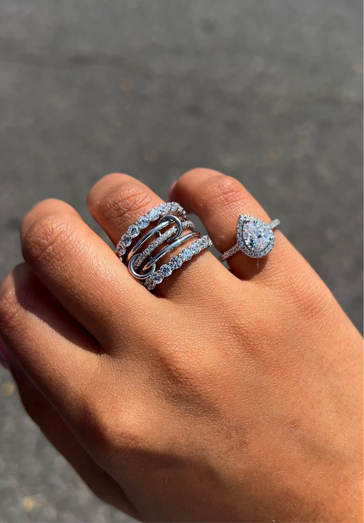 Anillo de halo de pera Elena