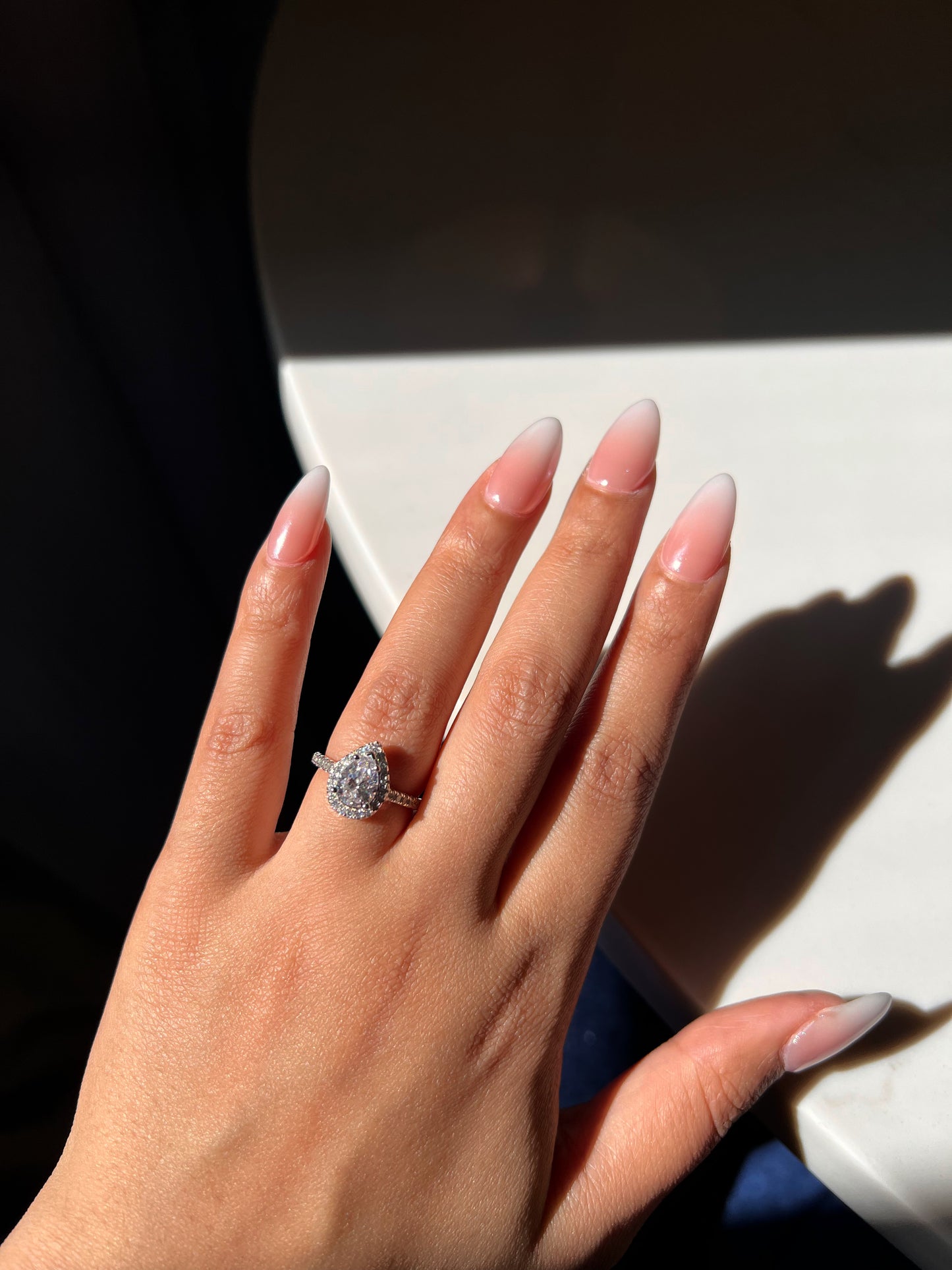 Anillo de halo de pera Elena