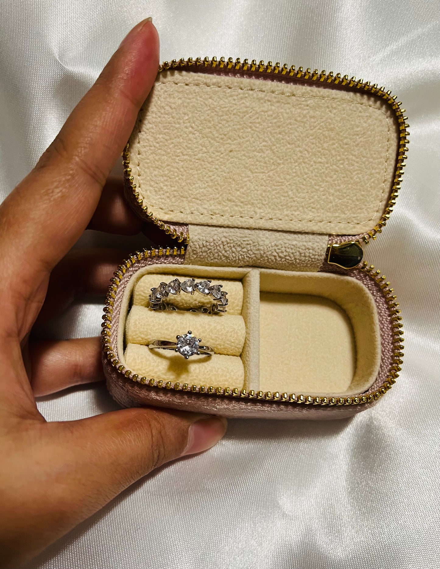 Portable mini velvet jewelry box